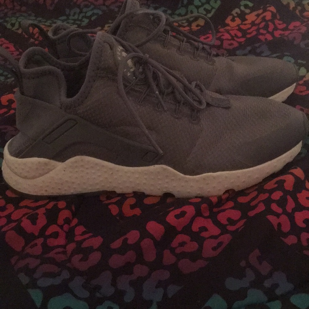 AIR HUARACHES BY NIKE